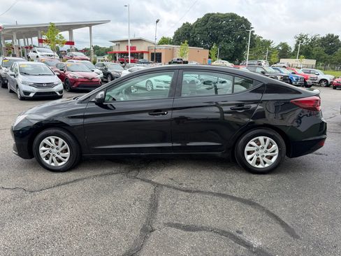 Used 2019 Hyundai Elantra SE FWD image 2