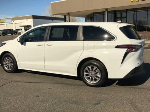 Used 2025 Toyota Sienna LE image 6