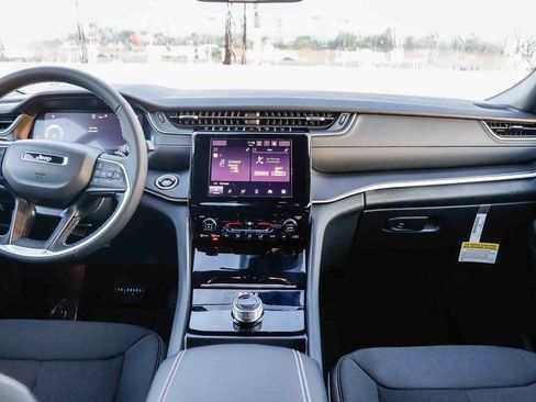 New 2025 Jeep Grand Cherokee Laredo image 13