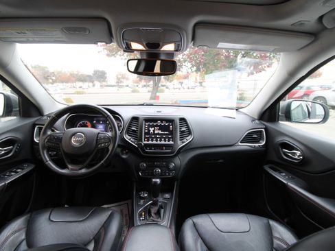 Used 2019 Jeep Cherokee Trailhawk image 36