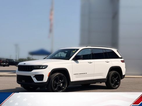 Used 2025 Jeep Grand Cherokee Altitude AWD/4WD image 2