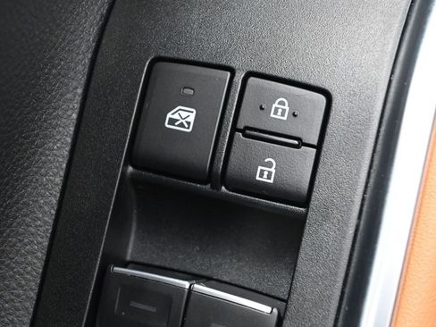 Certified 2025 Toyota Highlander LE image 15