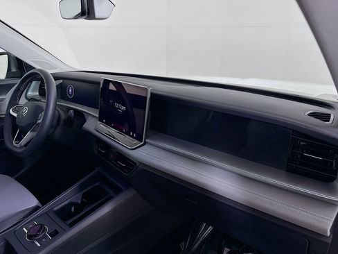 Used 2025 Volkswagen Tiguan SE w/ Panoramic Sunroof Package AWD/4WD image 26