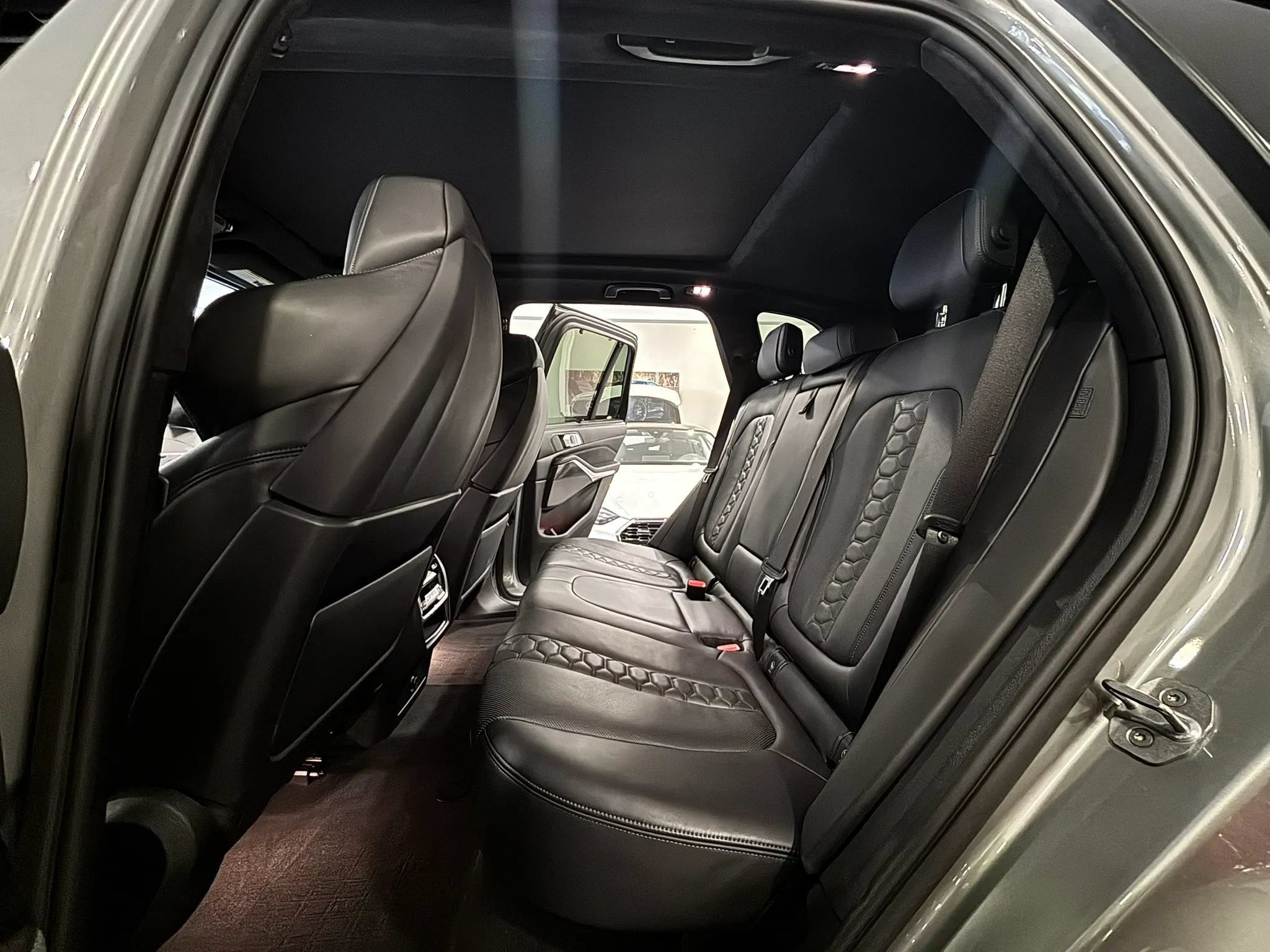 Used 2020 BMW X5 M w/ Executive Package AWD/4WD image 16