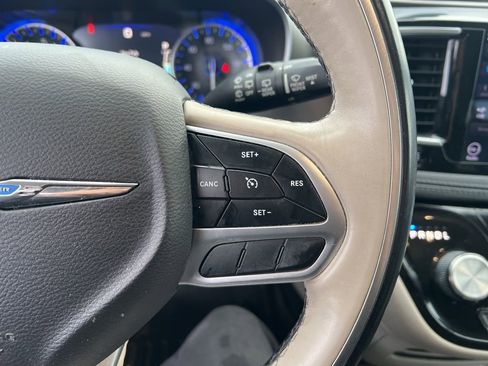 Used 2018 Chrysler Pacifica Limited image 18