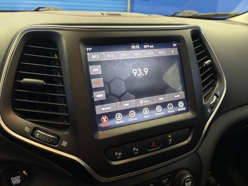 Used 2019 Jeep Cherokee Trailhawk AWD/4WD image 18