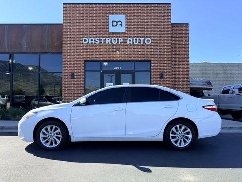 Used 2017 Toyota Camry SE w/ Moonroof Package FWD image 5