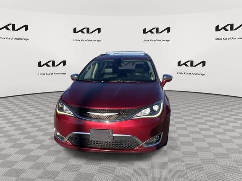 Used 2020 Chrysler Pacifica Limited image 3