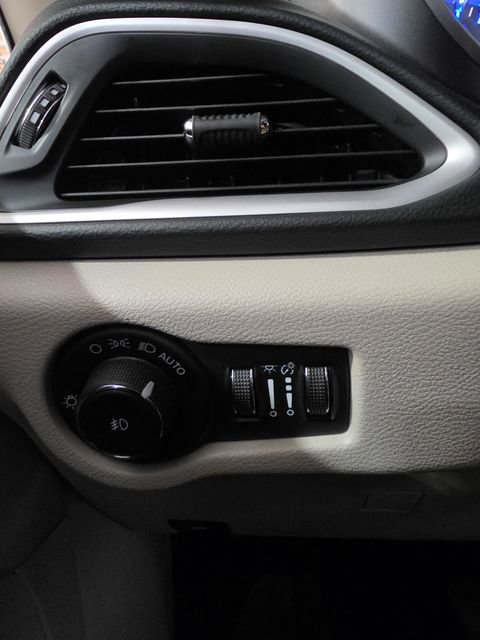 Used 2023 Chrysler Pacifica Touring-L FWD image 35
