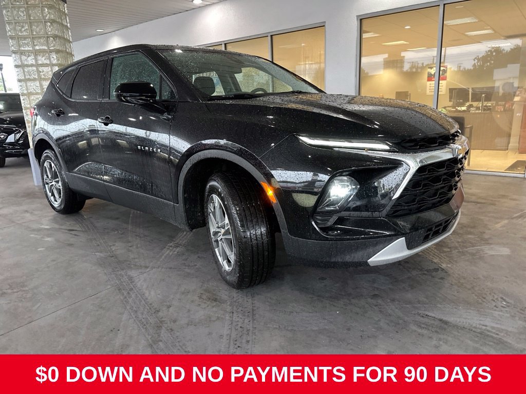 Used 2025 Chevrolet Blazer LT FWD image 2