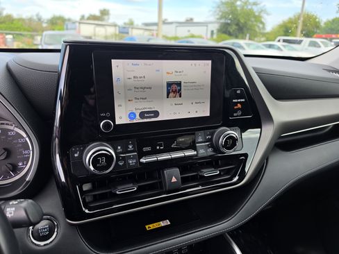 Used 2023 Toyota Highlander XLE FWD image 25