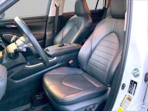 Used 2023 Toyota Highlander XLE FWD image 7