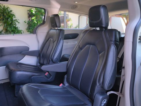 Used 2023 Chrysler Pacifica Touring-L FWD image 34