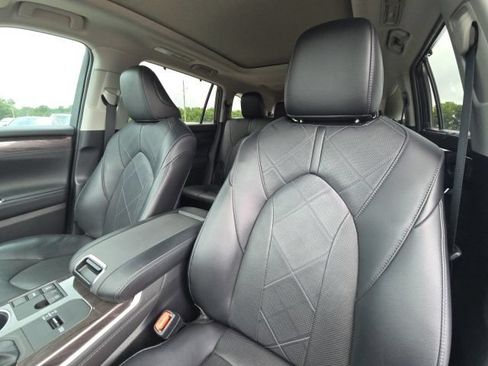 Used 2023 Toyota Highlander Platinum FWD image 25