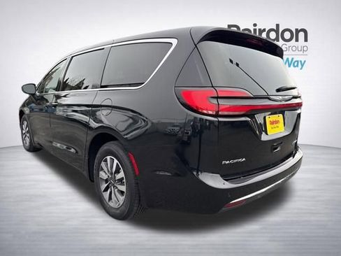 Used 2023 Chrysler Pacifica Touring-L image 5