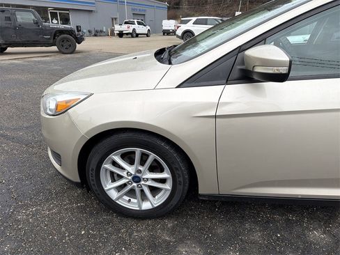 Used 2018 Ford Focus SE w/ Cold Weather Package image 9