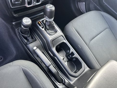 Used 2018 Jeep Wrangler Unlimited Sport S image 32