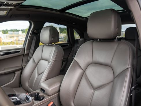 Certified 2024 Porsche Macan AWD/4WD image 5