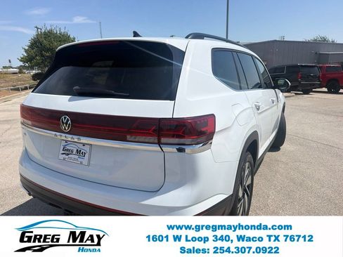 Used 2024 Volkswagen Atlas SE w/ Panoramic Sunroof Package FWD image 3