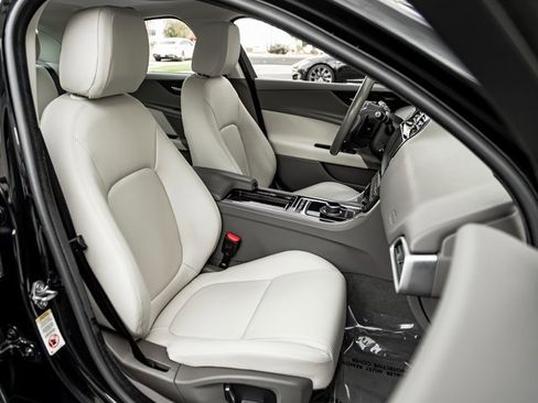 Used 2019 Jaguar XE Premium image 25