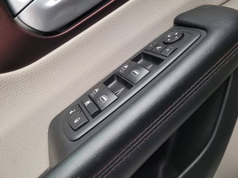 Used 2017 Chrysler Pacifica Limited w/ UConnect Theater Package FWD image 27