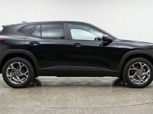 Used 2025 Chevrolet Trax LT image 11