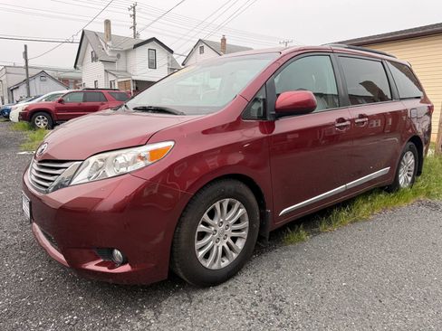 Used 2015 Toyota Sienna XLE Premium FWD image 6