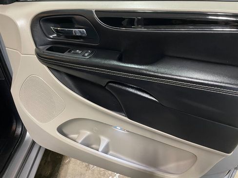 Used 2015 Dodge Grand Caravan SE image 23