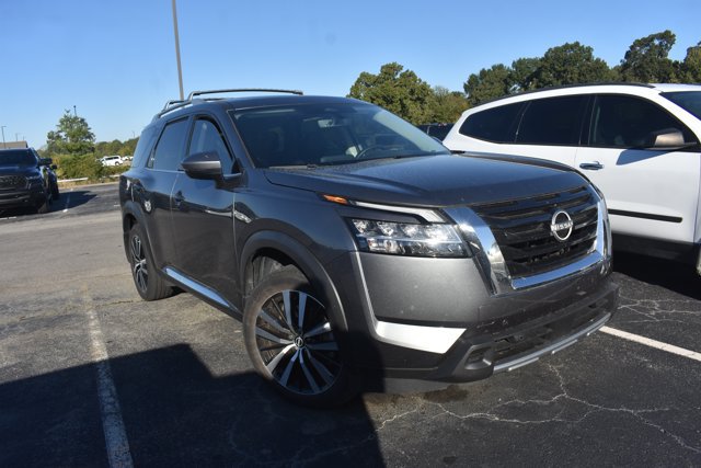 Used 2024 Nissan Pathfinder Platinum FWD image 3