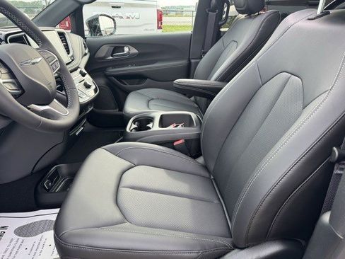New 2026 Chrysler Pacifica Select image 9