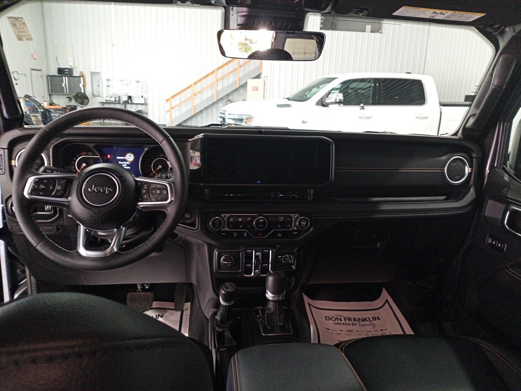 Used 2025 Jeep Wrangler Unlimited Sahara w/ Technology Group AWD/4WD image 17