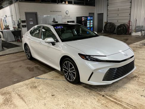 Used 2025 Toyota Camry XLE image 7