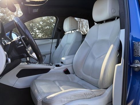 Used 2018 Porsche Macan Turbo image 17