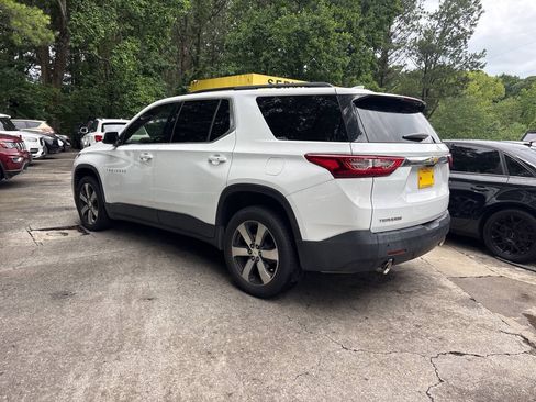 Used 2020 Chevrolet Traverse LT w/ LT Premium Package FWD image 9