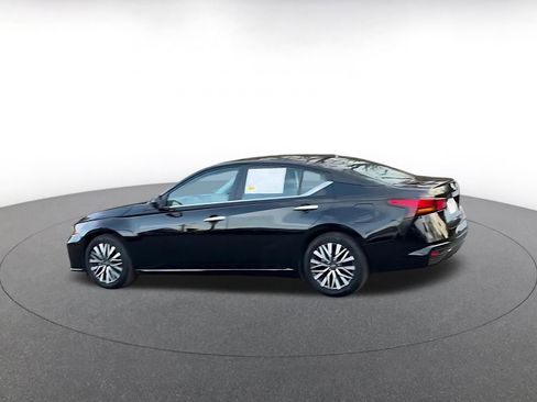 Used 2025 Nissan Altima 2.5 SV image 10