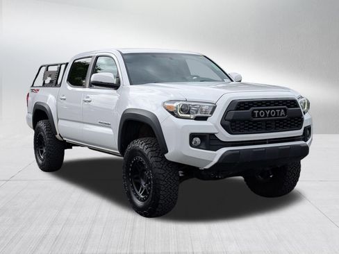 Used 2017 Toyota Tacoma TRD Off-Road w/ Premium & Technology Package AWD/4WD image 7