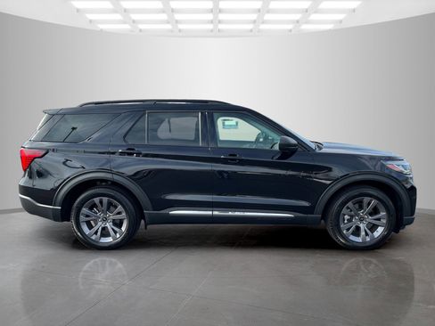 Used 2025 Ford Explorer Active w/ Active Comfort Package image 3