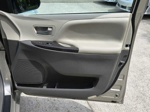 Used 2017 Toyota Sienna XLE Premium FWD image 18