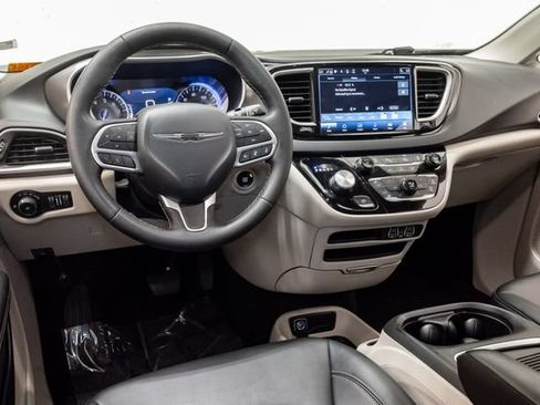 Used 2024 Chrysler Pacifica Touring-L FWD image 7