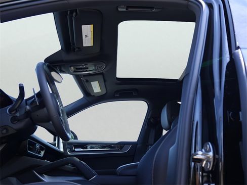 New 2025 Porsche Cayenne image 37