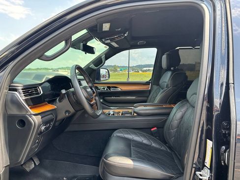 Used 2022 Jeep Grand Wagoneer Series III AWD/4WD image 10