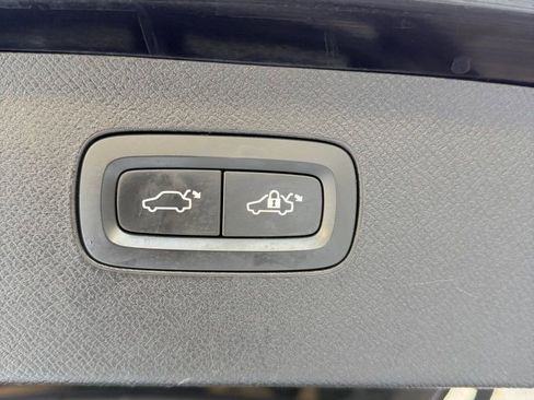 Used 2016 Volvo XC90 T6 Momentum w/ Momentum Plus Package image 18