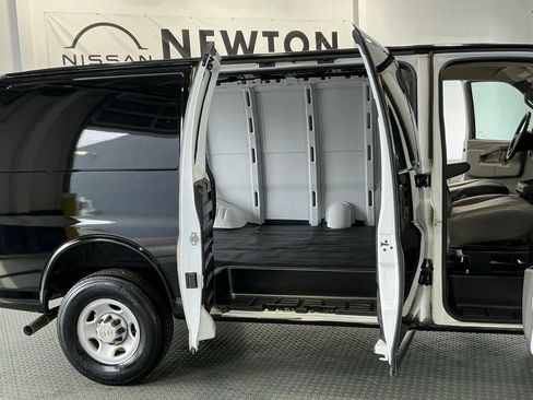 Used 2023 Chevrolet Express 3500 w/ Driver Convenience Package RWD image 32