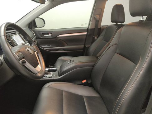 Used 2019 Toyota Highlander XLE image 17