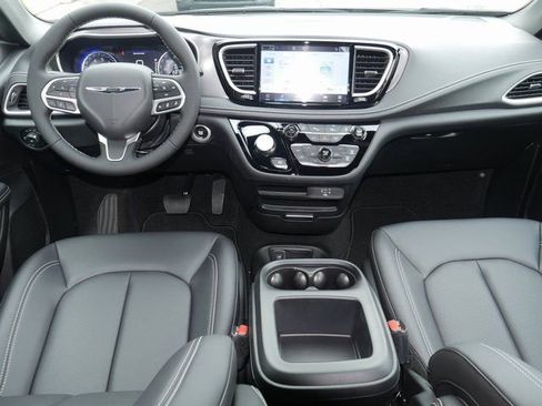 New 2026 Chrysler Pacifica Select image 6