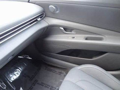 Used 2023 Hyundai Elantra SEL image 29
