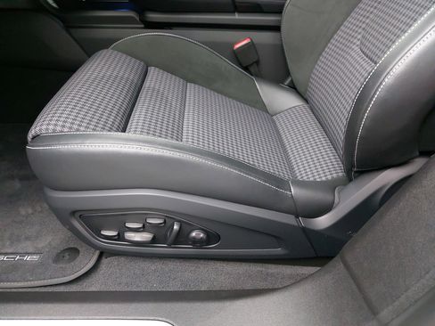 Used 2025 Porsche Taycan 4S image 31