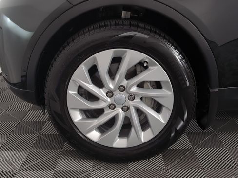 Used 2025 Land Rover Discovery S image 9