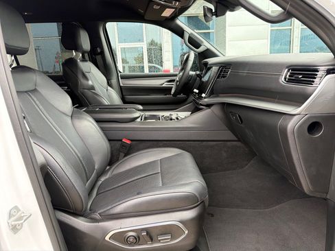 Used 2025 Jeep Wagoneer L Series II w/ 8-pass Seating Package AWD/4WD image 32