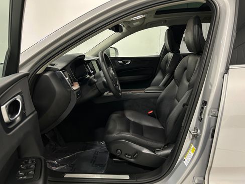 Used 2023 Volvo XC60 B5 Plus image 4